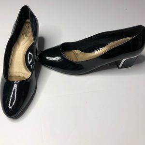 Shiny black pumps